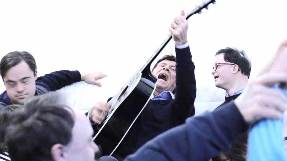 Gianni Morandi canta con i ragazzi di «Sognando Gianni Morandi»
