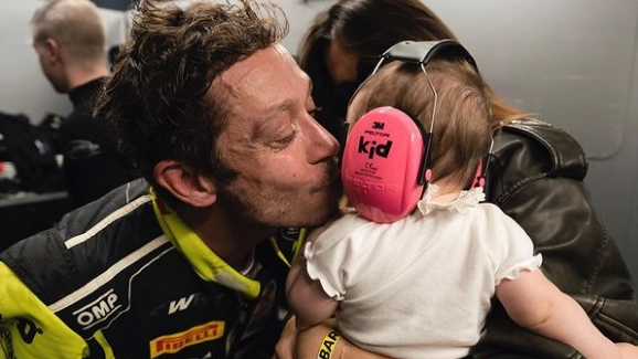 Valentino Rossi bacia la figlia Giulietta (foto Instagram)