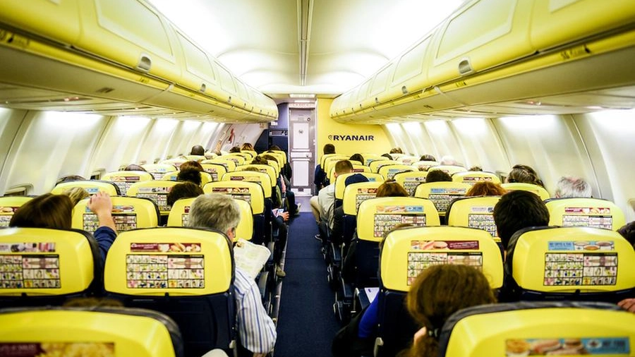 L'interno di un volo Ryanair
