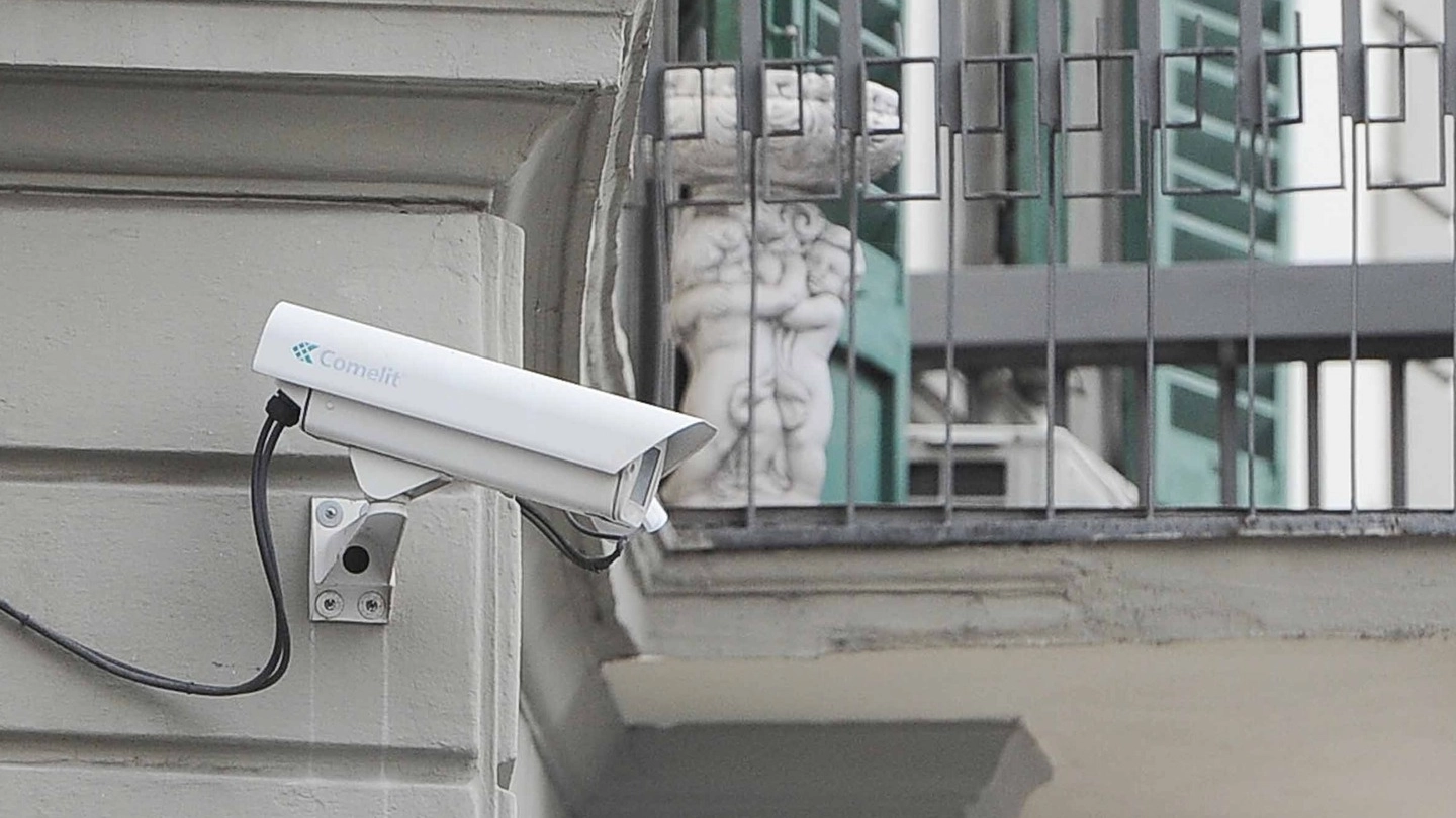 Una telecamera di sorveglianza installata in una strada per controllare