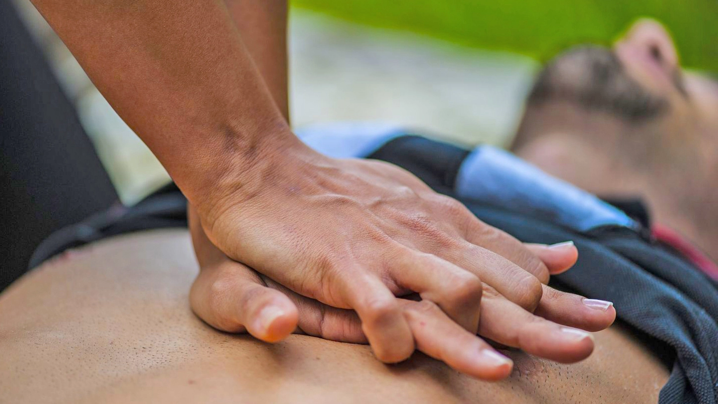 Un massaggio cardiaco può salvare la vita