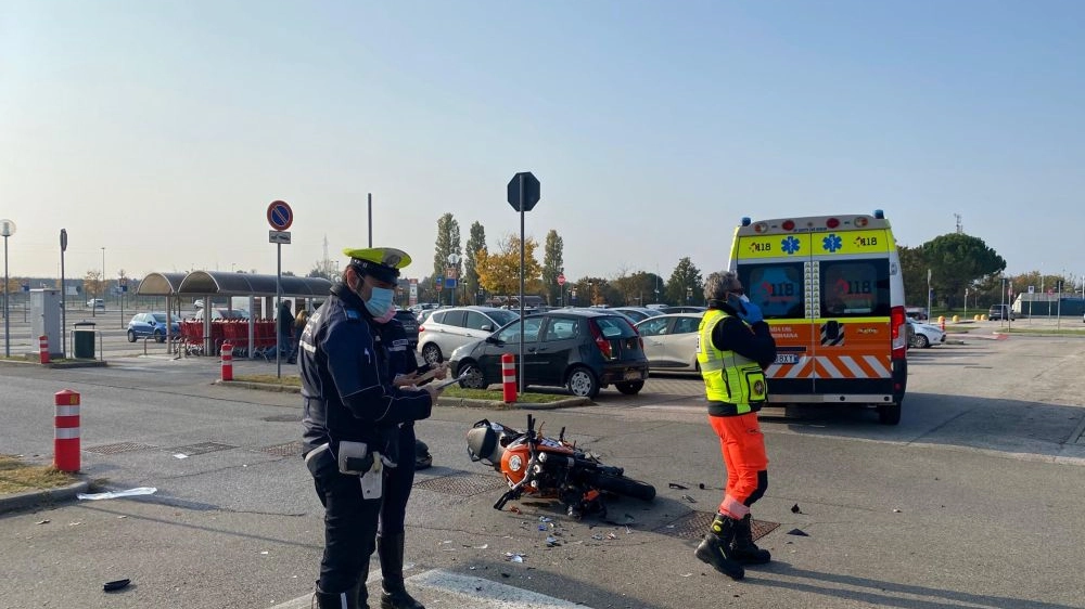 L'incidente nel parcheggio dell'Esp ha coinvolto un ragazzo in moto (foto Corelli)
