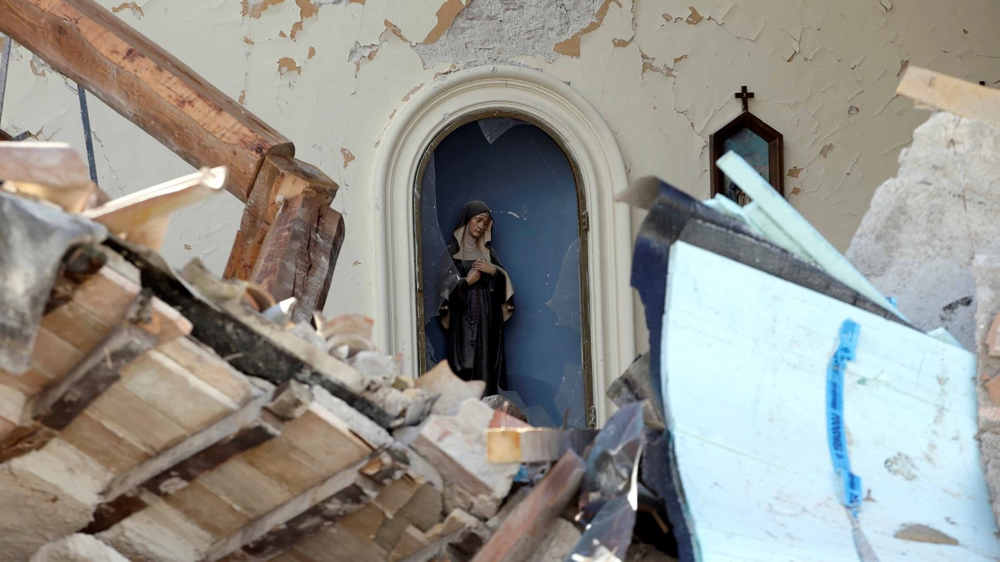 Visso, a statua di una Madonnina che ha resistito al terremoto (Reuters)