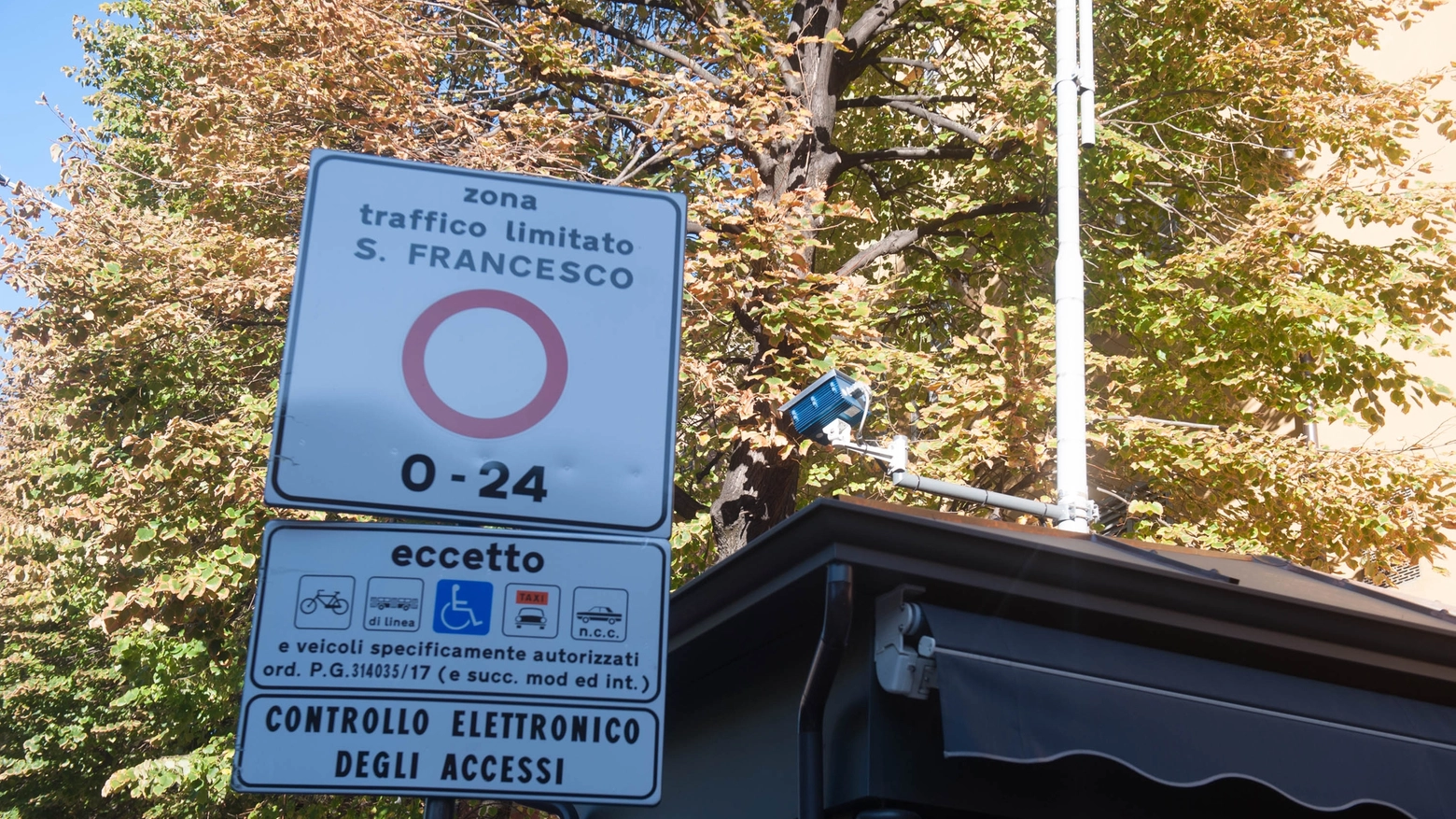 Il divieto di accesso a piazza San Francesco è attivo 7 giorni su 7 (foto Schicchi)