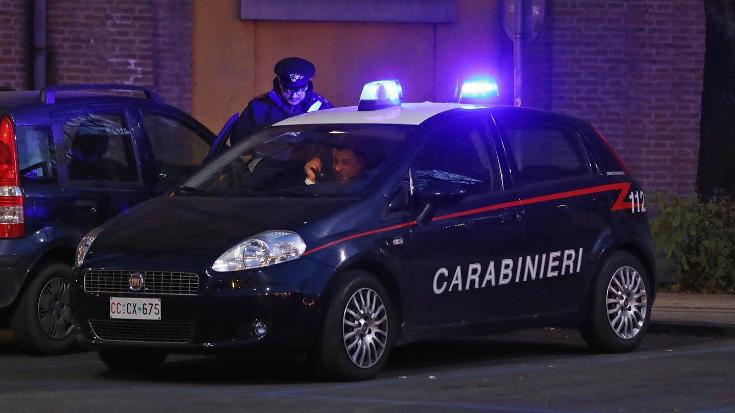 I carabinieri, arrivati sulla Giardini, hanno rinvenuto l’auto rubata ma il responsabile era appena fuggito a piedi