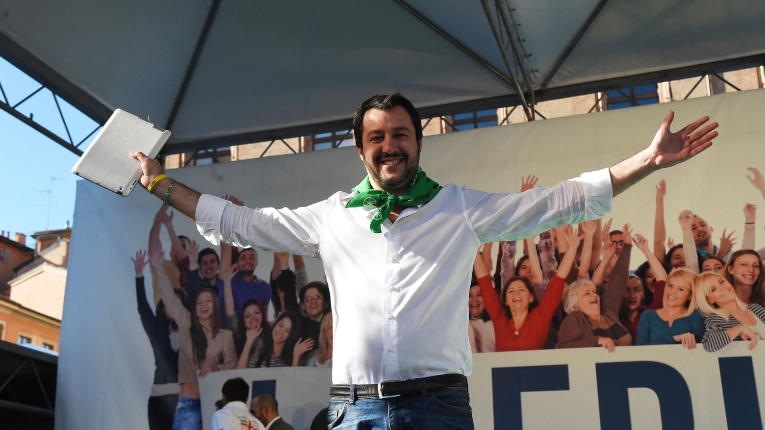 Matteo Salvini sul palco di piazza Maggiore