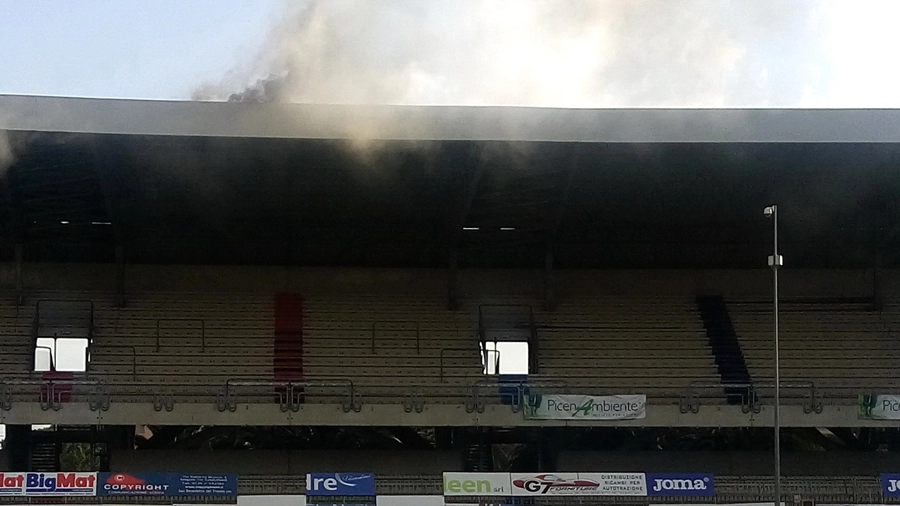 Incendio allo stadio di San Benedetto del Tronto (foto Sgattoni)