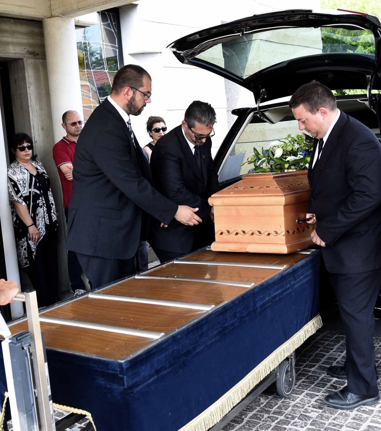 Differenza Tra Esequie E Funerale Omicidio di Copparo, il funerale di Mirko Barioni tra lacrime e silenzi