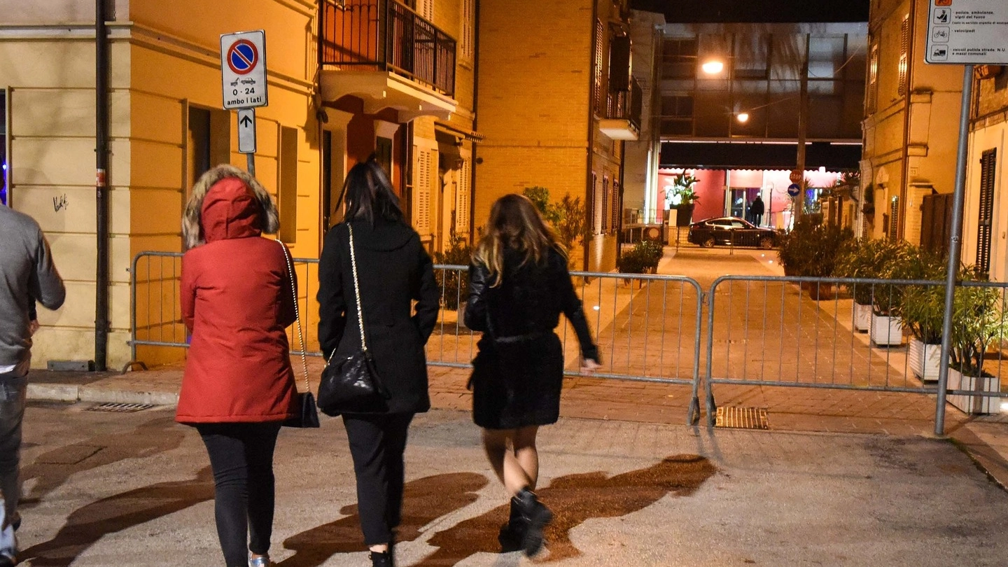 DIVERTIMENTO NOTTURNO Un gruppo di ragazze dirette in discoteca (foto Federico De Marco)