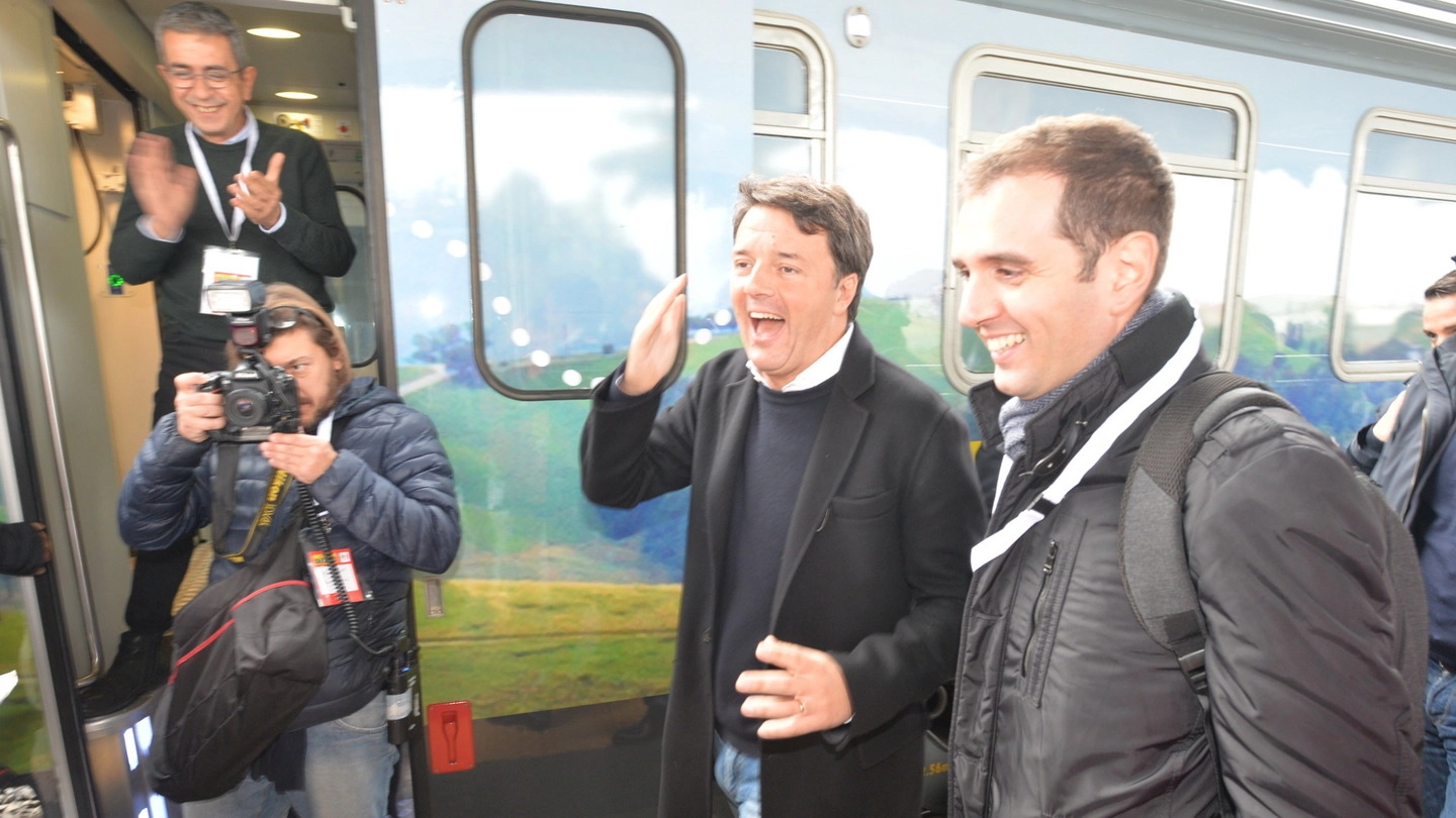 Matteo Renzi scende dal treno (foto Frasca)