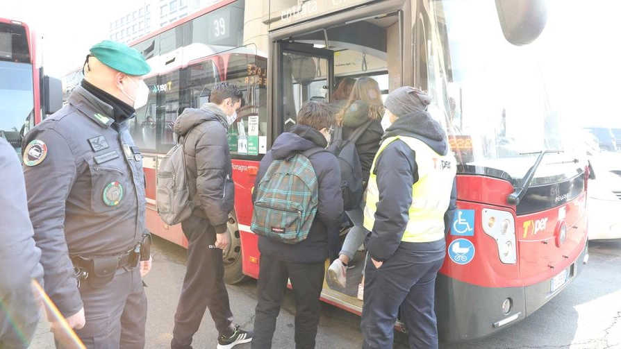 L’ingresso dei ragazzi sui bus il 18 gennaio al rientro dallo stop pandemico