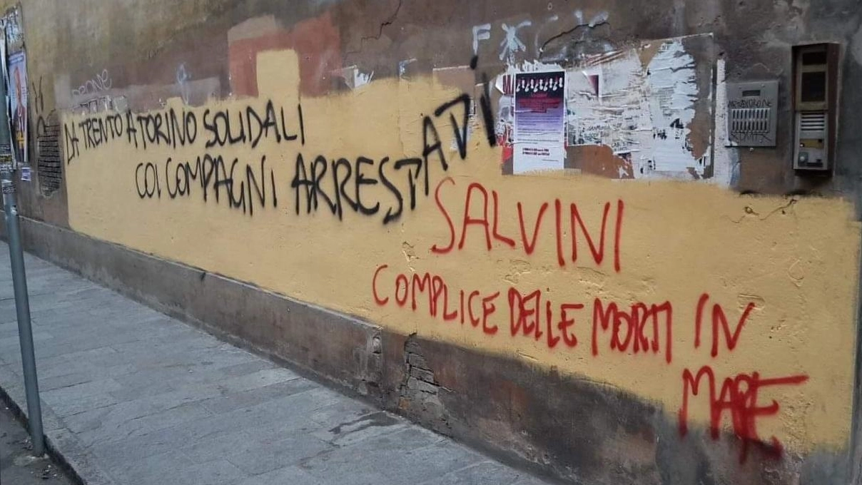 Una delle scritte contro Salvini