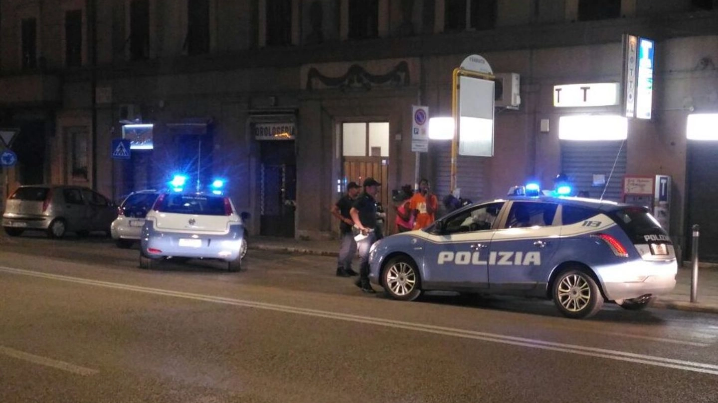 Le Volanti della polizia durante uno dei controlli serali in via Giordano Bruno