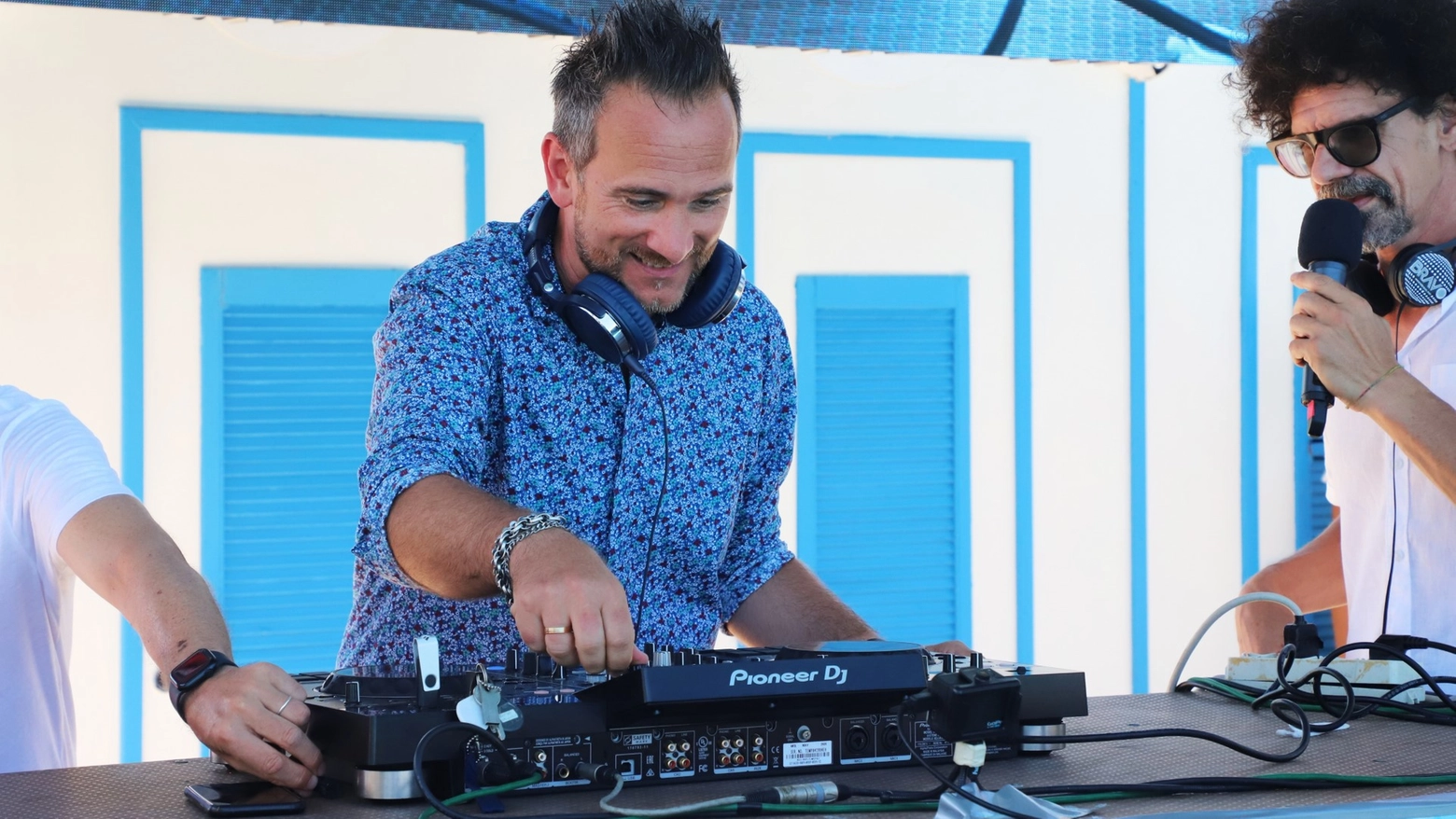 Marco Corona ex DJ di Radio DeeJay, al mixer di Aquafan. di Riccione 