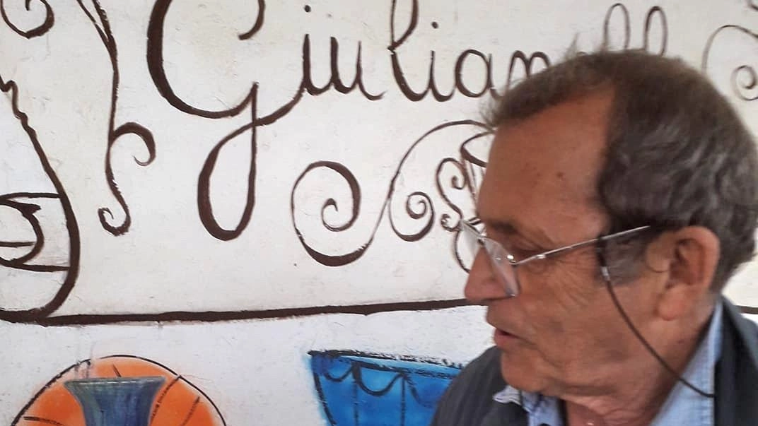 Da decenni lavora e insegna in un’ex colonia nella zona del Marano ed è diventato il testimone di un mestiere in via d’estinzione. Esordio e opere di un artista che teme di non avere eredi.