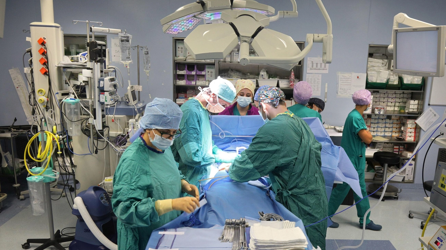 Un intervento chirugico al Sant’Orsola: la medicina extra Covid rischia di rallentare