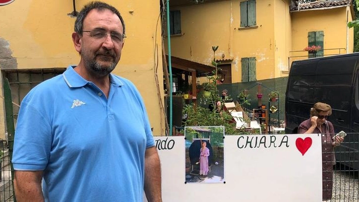 Il cartellone davanti a casa di Chiara Gualzetti e il papà della 15enne uccisa