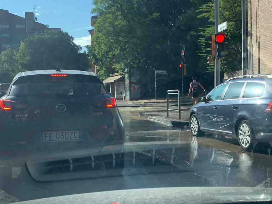 Bologna, via degli Orti allagata in mattinata