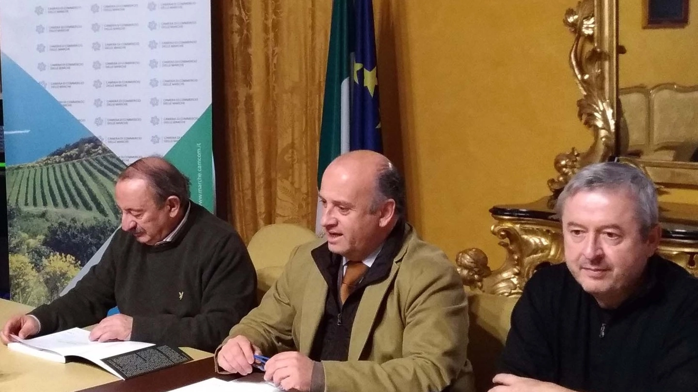 Aleandro Petrucci col presidente della Camera di Commercio  Gino Sabatini e il fotografo Marco della Pasqua