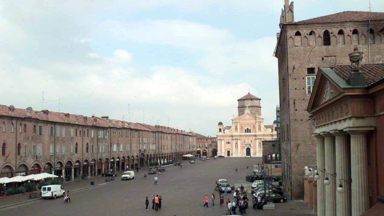 Piazza Martiri a Carpi (foto Fiocchi)