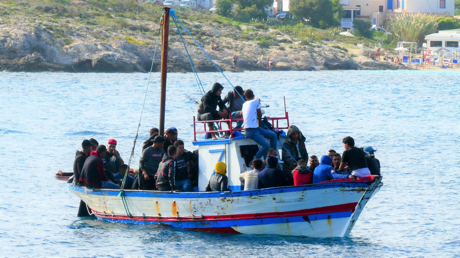 Migranti a bordo di un barcone (foto d'archivio Ansa)