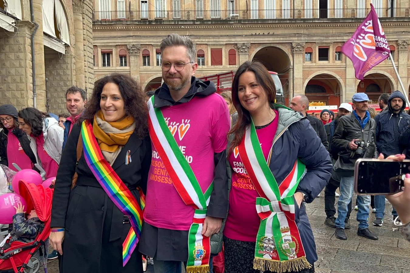 Federica Mazzoni, Matteo Lepore e Isabella Conti in piazza con le famiglie arcobaleno
