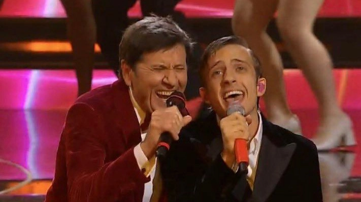 Gianni Morandi e Sangiovanni sul palco del festival di Sanremo 2023