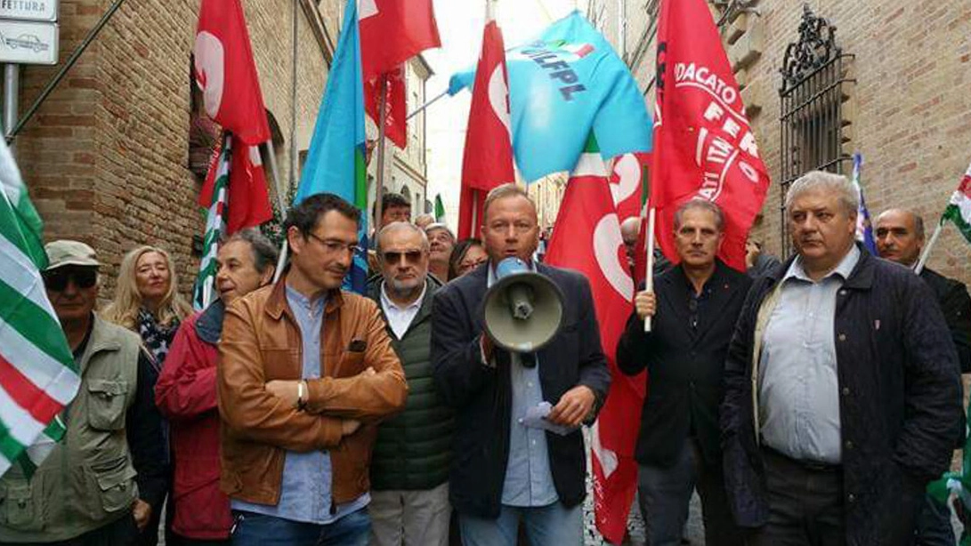 I sindacati davanti alla prefettura di Fermo (foto Zeppilli)