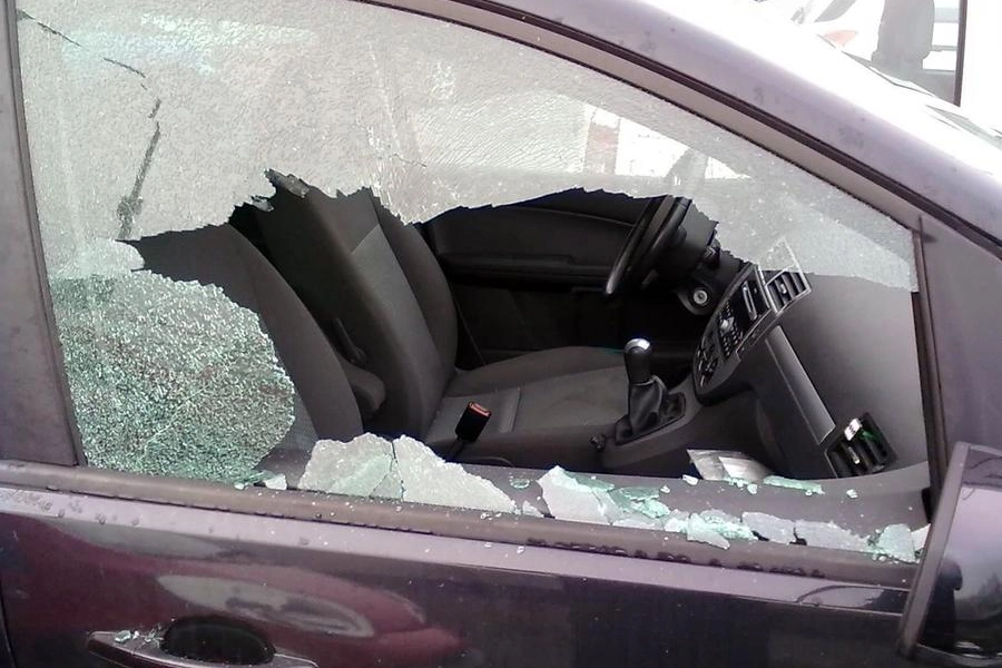 Il finestrino di un'auto completamente distrutto