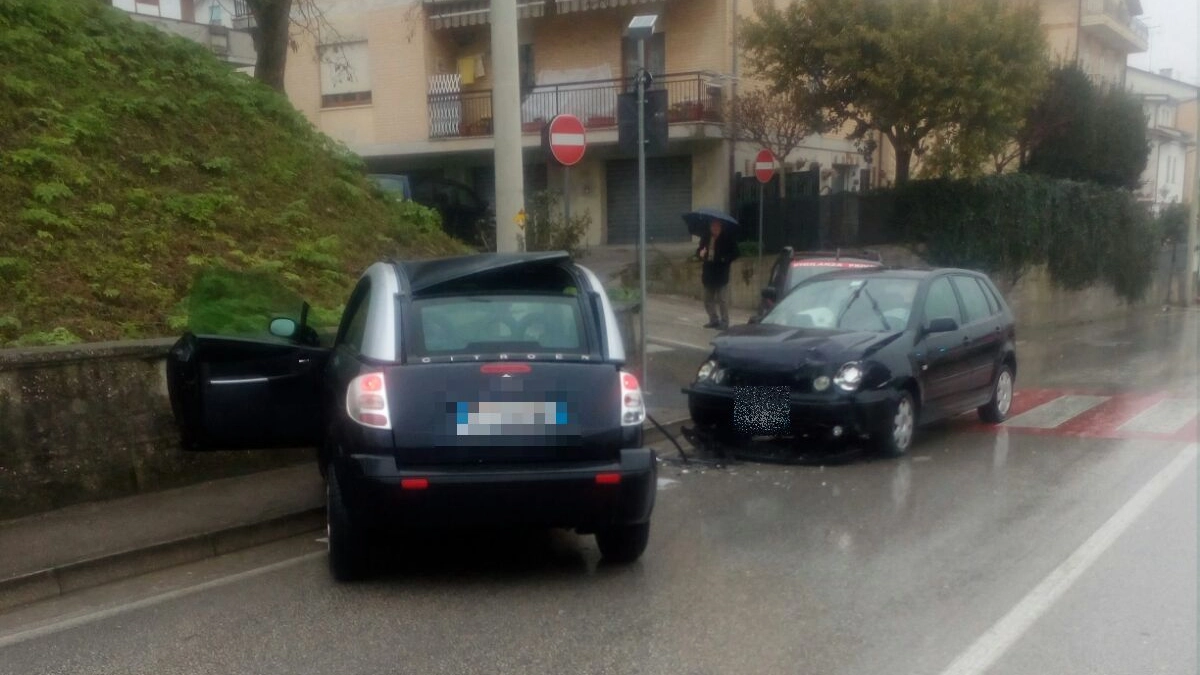 Incidente in via Salvo d'Acquisto a Fermo (foto Zeppilli)
