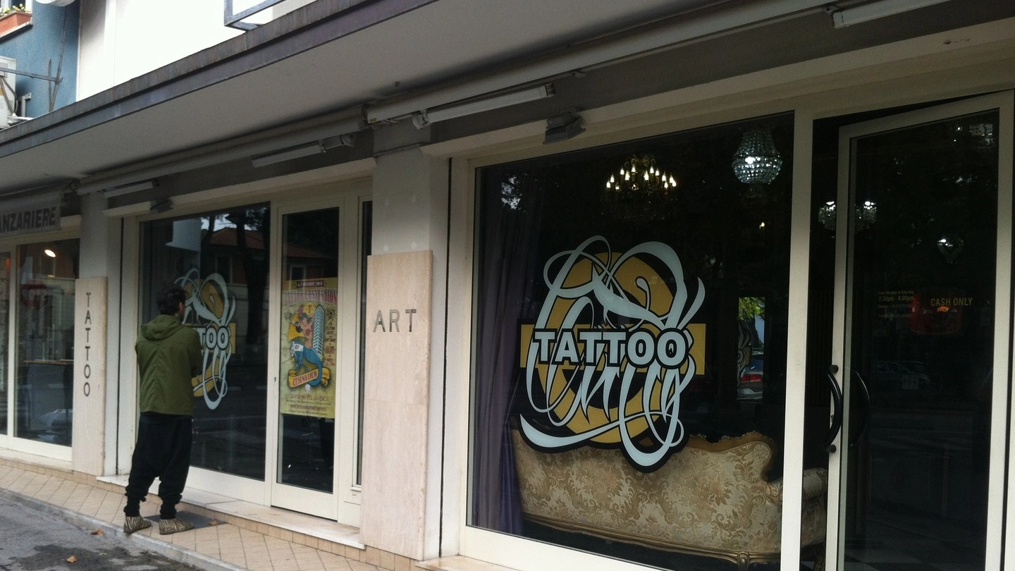 Il salone di tatuaggi gestito dal giovane rapinato