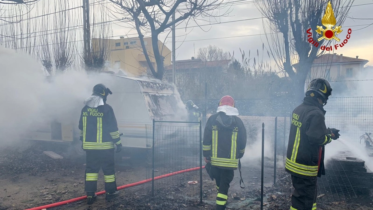 Incendio sul lungomare di Senigallia, i vigili del fuoco in azione 