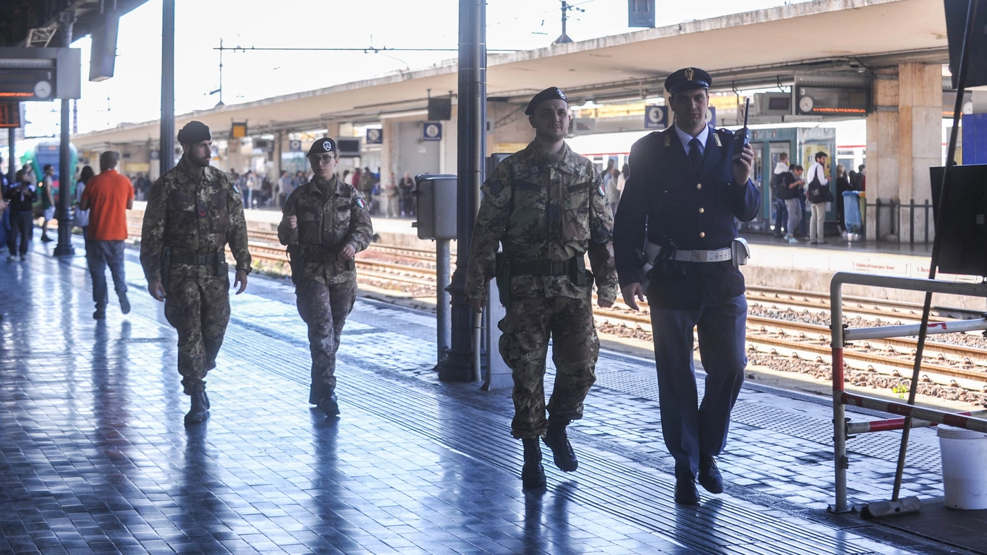Bologna, esercito in stazione (Foto Schicchi)