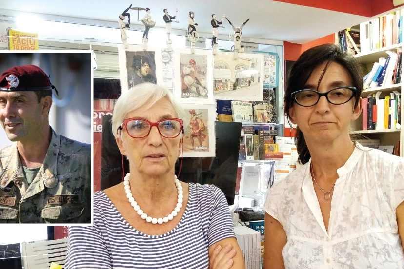 Simonetta Speranza e Alessandra Vita della 'Bottega del libro' di Macerata e a sinistra il generale Vannacci