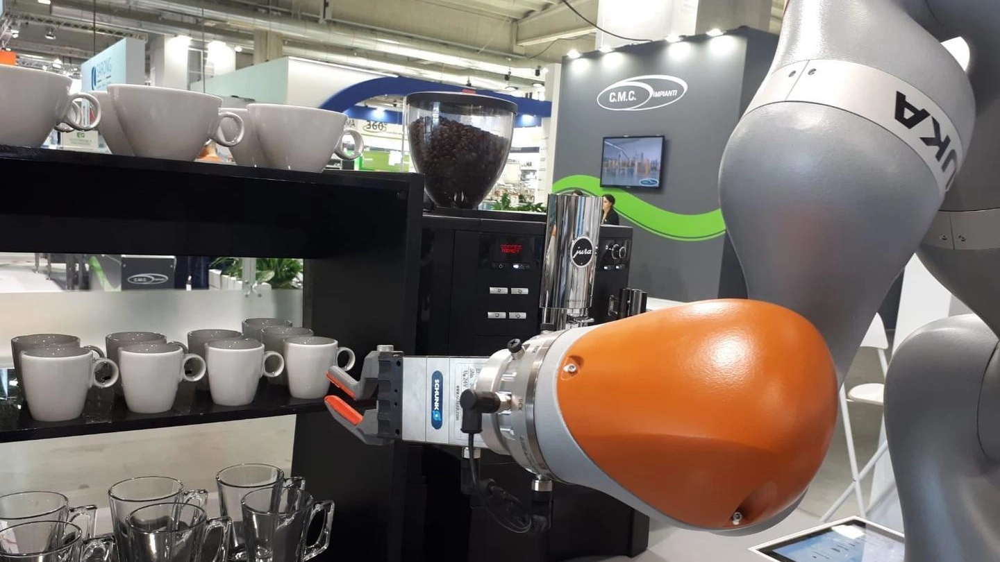 Kuka, il robot che fa il caffè (Ansa)