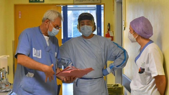 Il dottor Marco Massari (a sinistra) insieme al personale del reparto Malattie Infettive