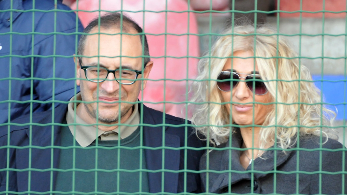 Il sindaco Tommaso Corvatta allo stadio Polisportivo  con Sabina Santinello, patron della Civitanovese (foto Vives)
