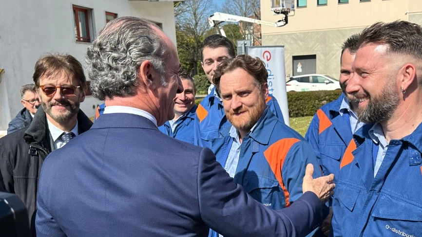 Il presidente del Veneto Luca Zaia incontra dei lavoratori