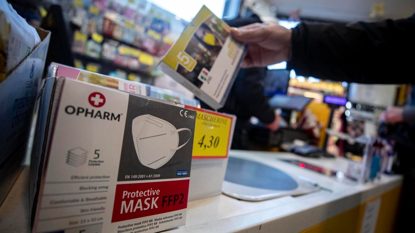 Crolla il prezzo delle mascherine FFP2 in farmacia
