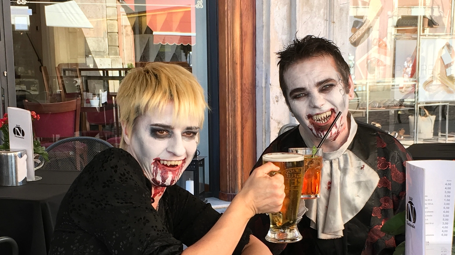 Due vampiri bevono birra al bar 