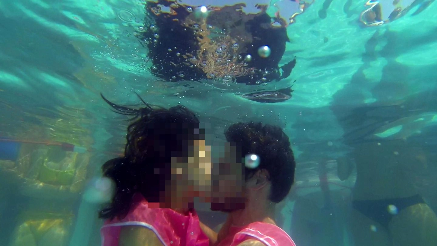 Un bacio sott’acqua (Foto Ansa)