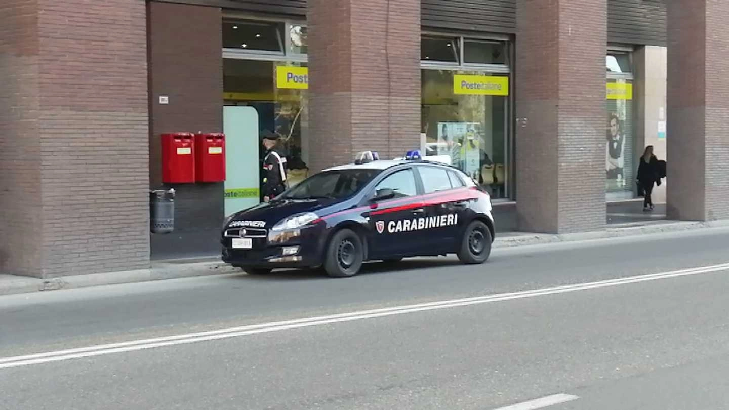 I carabinieri davanti all’ufficio postale rapinato 