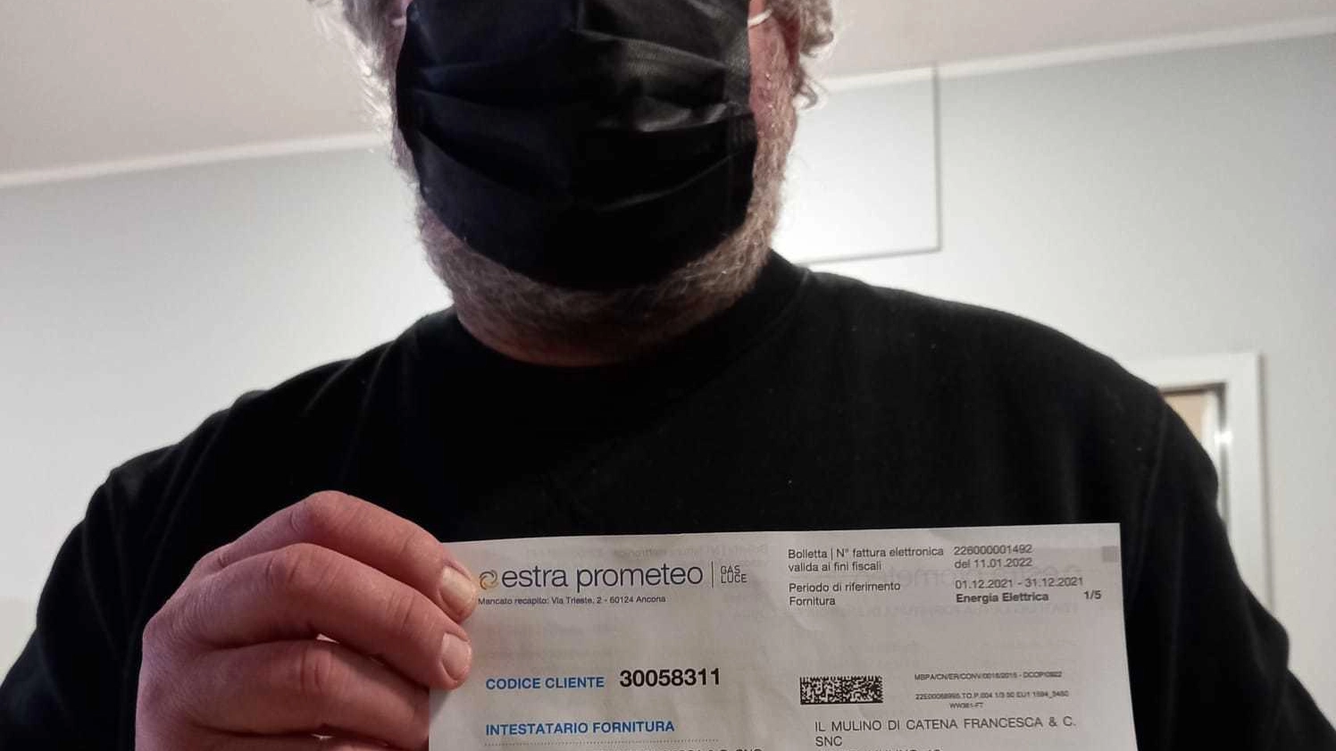Gabriele Giorgini, titolare del bar pizzeria Il Mulino, mostra la bolletta da 3mila euro