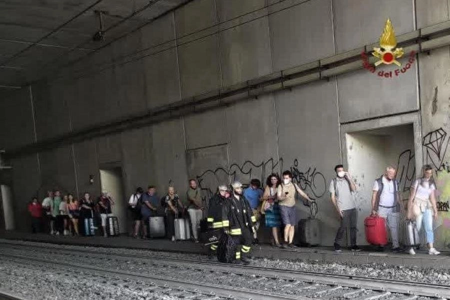 L'evacuazione dei passeggeri dal Frecciarossa bloccato in galleria (Ansa)