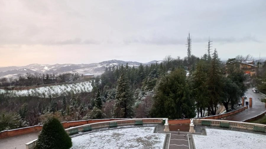 La neve ha imbiancato le colline di Bologna