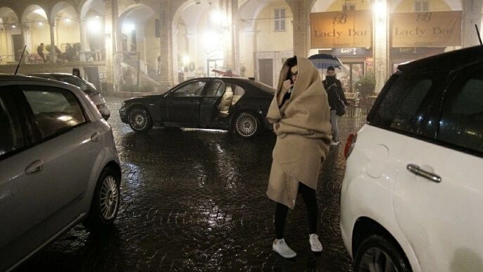 Terremoto, a Fermo molta gente ha deciso di dormire in macchina (Foto Zeppilli)