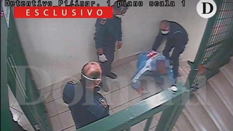 Violenze in carcere, foto tratta da un video del quotidiano Domani