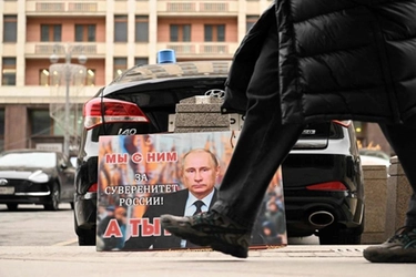 Ucraina, Putin: "Un errore le sanzioni alla Russia". E l'Occidente tentenna