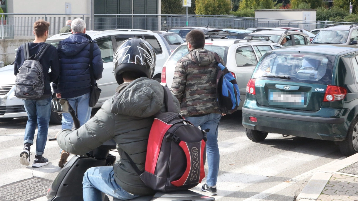 Traffico all'uscita da scuola a Cesena (foto Ravaglia)