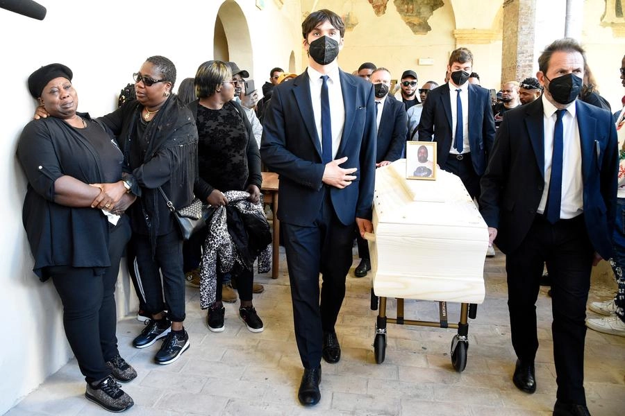 Il funerale di Alika (Foto Calavita)